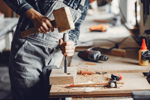 De timmerman werkt met een boom — Stockfoto