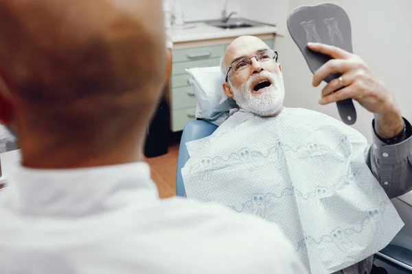坐在牙医办公室的老人 — 图库照片