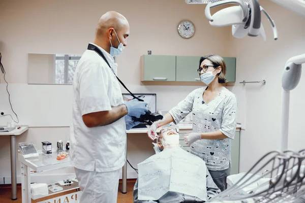 Viejo sentado en una sala de odontología — Foto de Stock