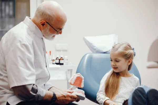 Cute little girl sitting in the dentists office — Stock Photo, Image