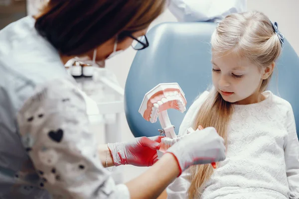 Schattig klein meisje zitten in het kantoor van de tandartsen — Stockfoto