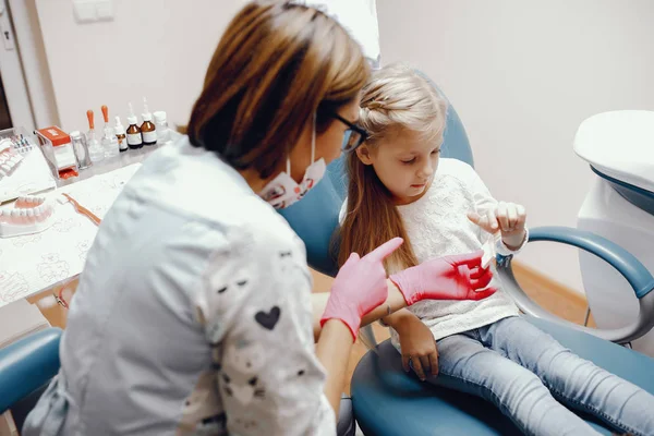 Süßes kleines Mädchen sitzt in der Zahnarztpraxis — Stockfoto