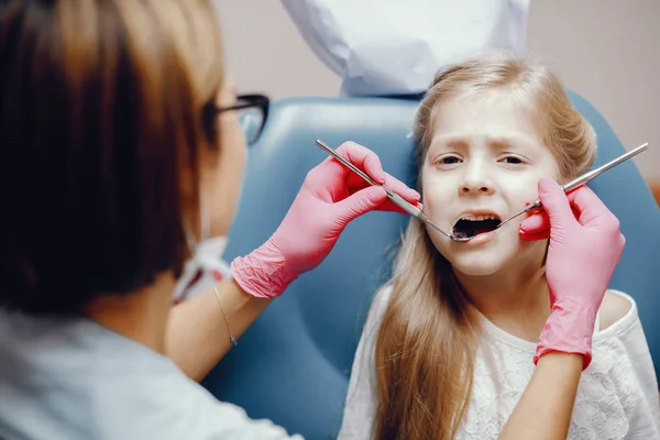 Ładna dziewczynka siedzi w biurze Dentyści — Zdjęcie stockowe