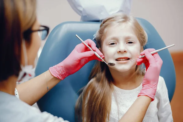 Ładna dziewczynka siedzi w biurze Dentyści — Zdjęcie stockowe