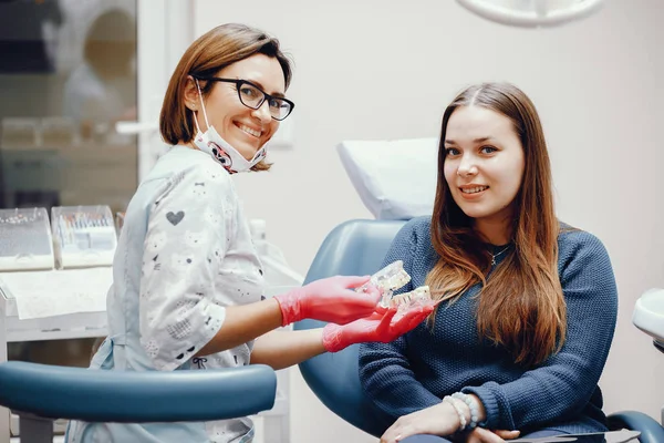 Piękna dziewczyna siedzi w gabinecie dentystycznym — Zdjęcie stockowe