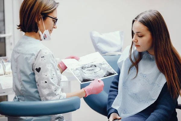 Beautiful girl sitting in the dentists office — Stock Photo, Image