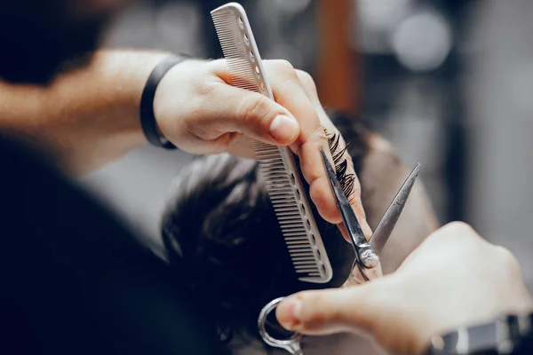 Stilvoller Mann sitzt in einem Friseurladen — Stockfoto