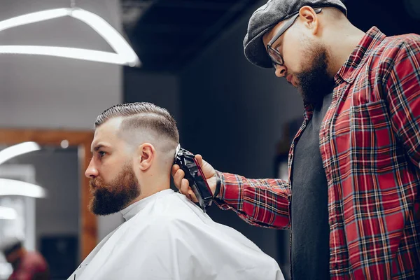 Stilvoller Mann sitzt in einem Friseurladen — Stockfoto