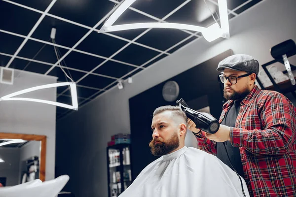 Stylish man sitting in a barbershop — Stock Photo, Image