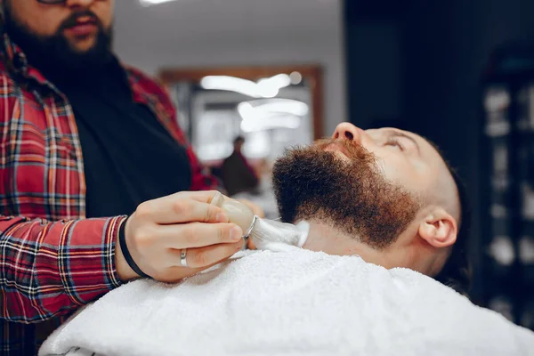 Homem elegante sentado em uma barbearia — Fotografia de Stock