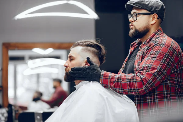 Stilvoller Mann sitzt in einem Friseurladen — Stockfoto