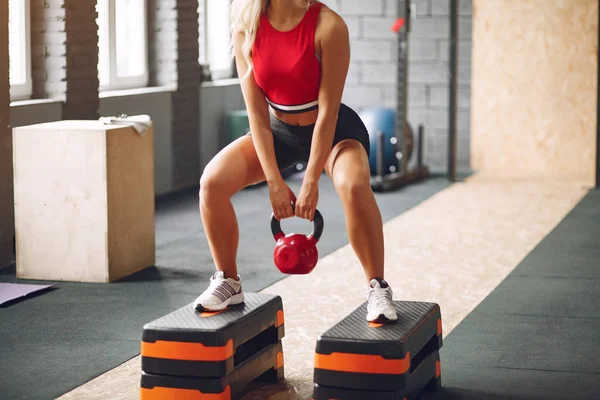 Блондинка в спортивной форме тренируется в тренажерном зале — стоковое фото