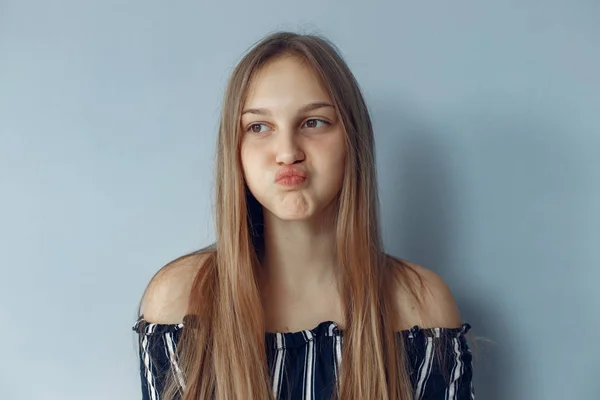 Модна дівчина показує свої емоції в фотостудії — стокове фото
