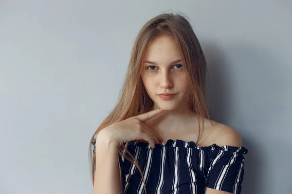 Fashion girl shows her emotions in a photo studio — Stock Photo, Image