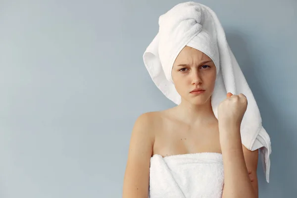 Menina bonita de pé em um estúdio em uma toalha — Fotografia de Stock