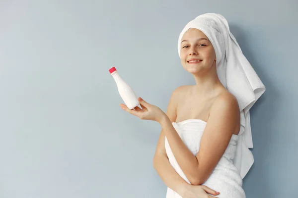 Mooi meisje staan in een studio met crème — Stockfoto