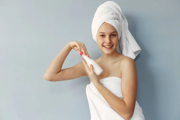 Mooi meisje staan in een studio met crème — Stockfoto