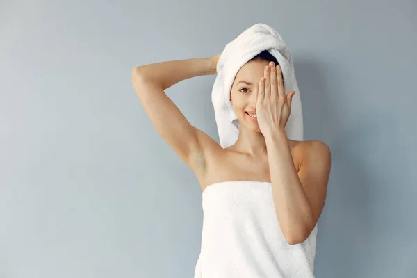 Mooi meisje staan in een studio in een handdoek — Stockfoto