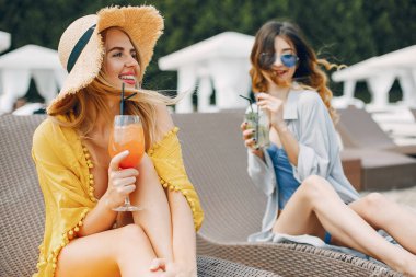 Bir tatil köyünde iki zarif kız.