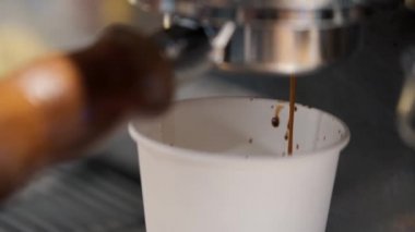 Espresso kahvesi makineden kahve bardağına dökülüyor.