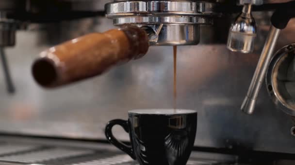 O café expresso está sendo derramado da máquina em uma caneca de café — Vídeo de Stock