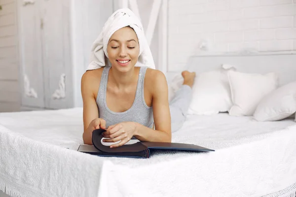 Beautiful girl sitting at home on a bed — 스톡 사진