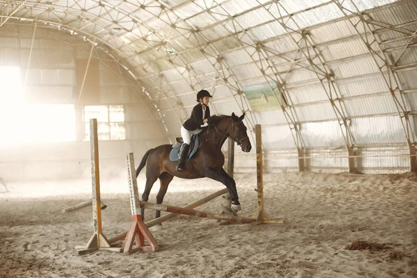 El jinete en forma de negro entrena con el caballo — Foto de Stock