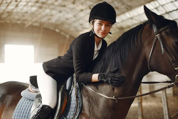 The rider in black form trains with the horse — Stock Photo, Image