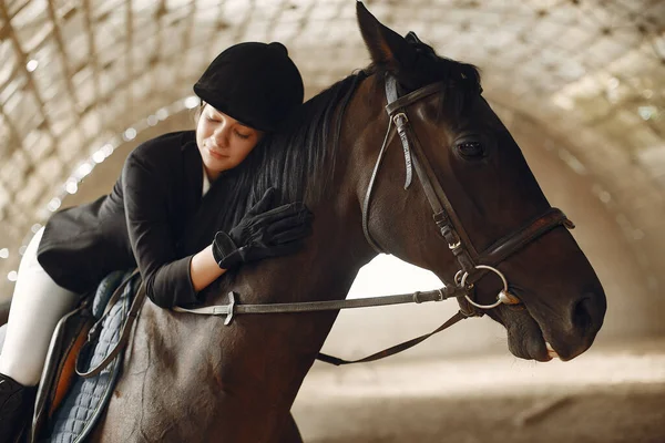 The rider in black form trains with the horse — Stockfoto