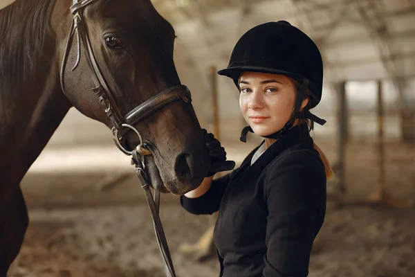 The rider in black form trains with the horse — Stockfoto