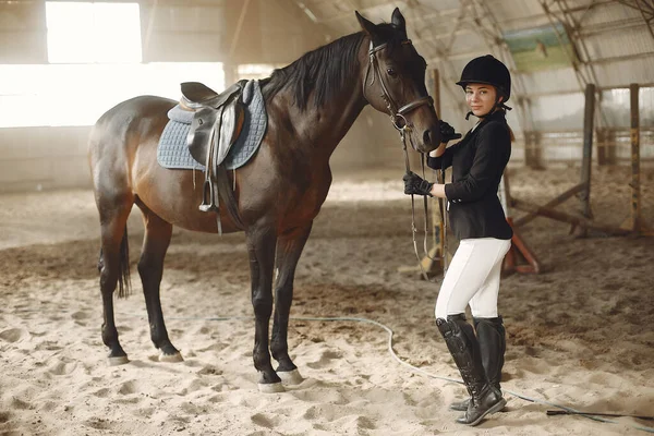 O cavaleiro em forma preta treina com o cavalo — Fotografia de Stock