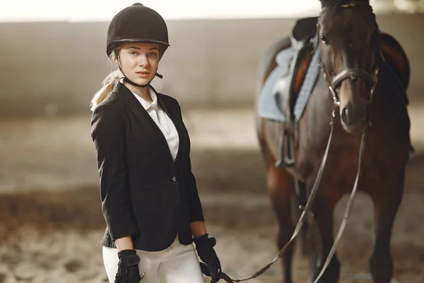 O cavaleiro em forma preta treina com o cavalo — Fotografia de Stock