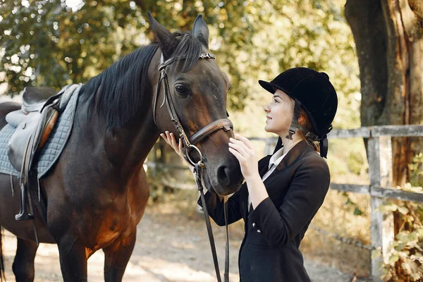 The rider in black form trains with the horse — Stockfoto