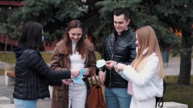 Young people are spreading disposable masks