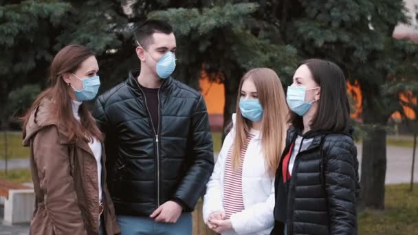 Люди носят защитные маски от вируса — стоковое видео