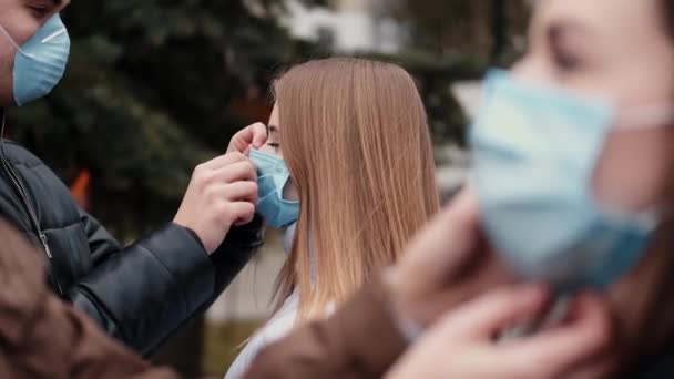 Les gens portent des masques de protection contre le virus — Video