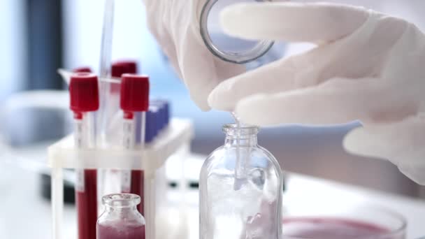 Scienziato in tuta sta facendo il test del coronavirus in un laboratorio — Video Stock