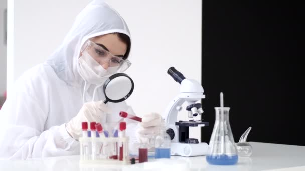 O cientista está a examinar uma amostra de coronavírus num laboratório. — Vídeo de Stock