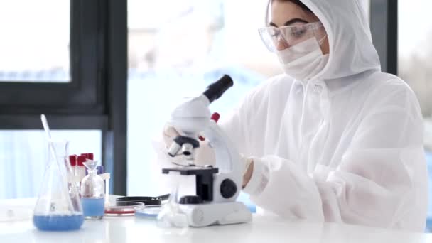 Scientifique en équipement coverall fait un tect pour le coronavirus — Video