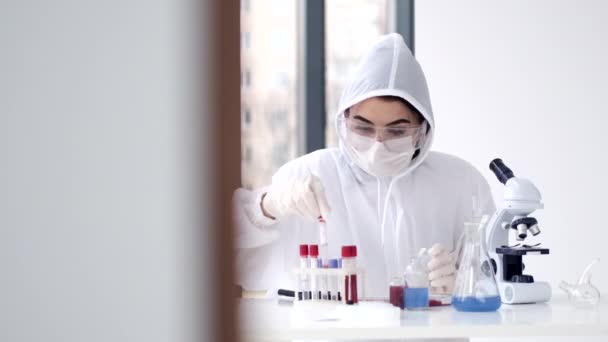 Scientist in coverall equpment is doing a tect for coronavirus — Αρχείο Βίντεο