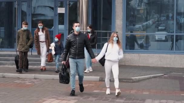 Reizigers die het vliegveld verlaten dragen beschermende maskers. — Stockvideo