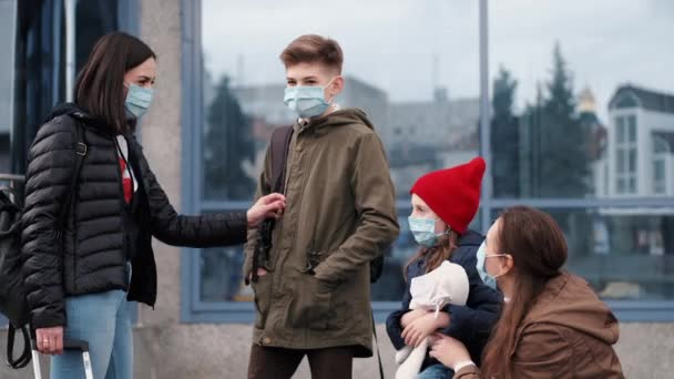Матері та дитячі маски носять одноразові маски як захист від коронавірусу — стокове відео