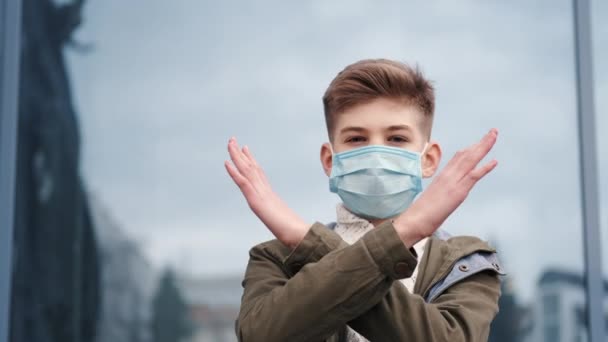 팔을 가로채는 일회용 마스크를 쓴 소년 — 비디오
