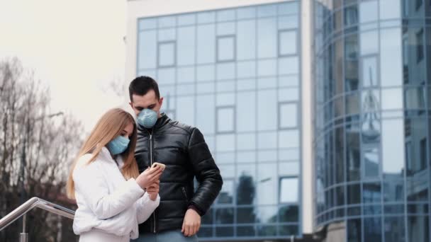 Erkek arkadaşı ve kız arkadaşı selfie çekiyor ve tek kullanımlık maskeler takıyorlar. — Stok video