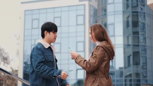 Una mujer y un hombre chino llevan máscaras protectoras. — Vídeos de Stock