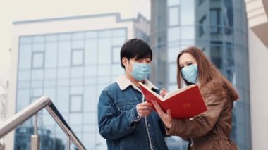 Çinli ve Avrupalı bir kadın solunum cihazı takıyor.