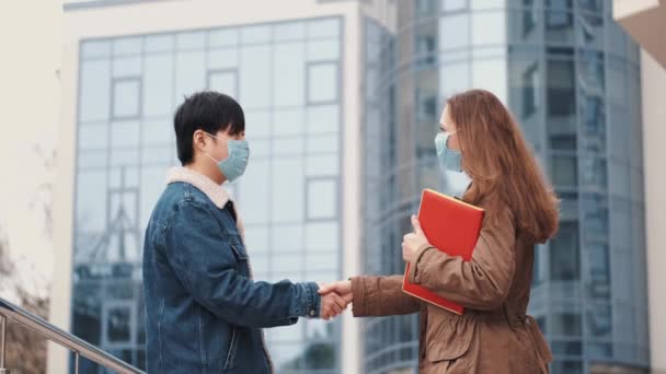 3.中国男人和一个戴口罩的女人正在握手 — 图库视频影像