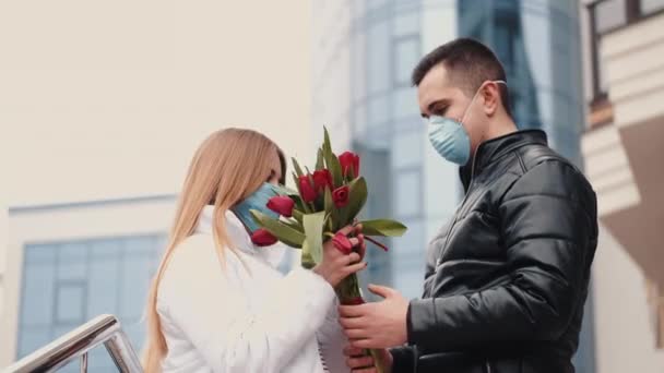 Casal europeu em máscaras estão juntos — Vídeo de Stock
