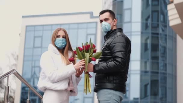 Casal europeu em máscaras estão juntos — Vídeo de Stock