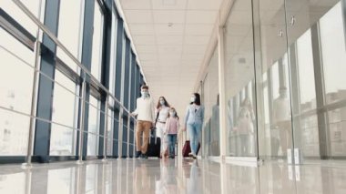 Havaalanındaki insanlar kendilerini virüsten korumak için maske takıyorlar.